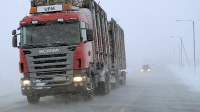 Långtradare i snöyra på riksväg 8.