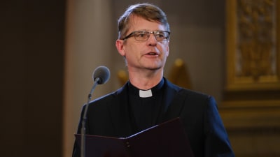 Johan Westerlund, kyrkoherde vid Johannes församling, under kröningen av Finlands lucia 2021.