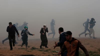 Palestinier springer undan tårgas i Gaza 30.3.2019