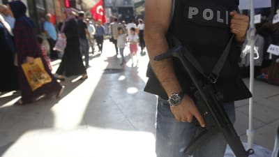 Polis i Istanbul vaktar ett torg efter det misslyckade kuppförsöket den 15 juli 2016.