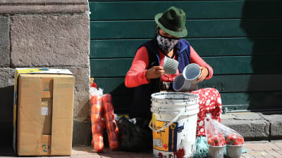 Fruktförsäljare i Quito, Ecuador 23.7.2020. I Latinamerika har matdistributionen försämrats under coronapandemin  