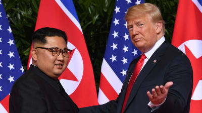 Nordkoreas ledare Kim Jong-un och USA:s president Donald Trump under toppmötet i Singapore den 12 juni 2018.