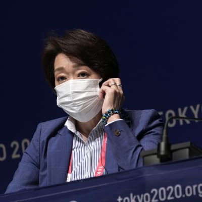 Seiko Hashimoto med munskydd på presskonferens.
