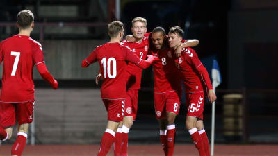 Danska U21-landslagsspelare firar ett mål av Nikolas Nartey.