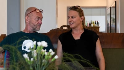 En man och en kvinna ser på varandra.