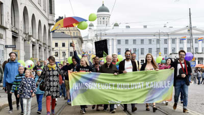 De gröna med politikerna Maria Ohisalo, Osmo Soininvaara, Ozan Yanar och Ville Niinistö i spetsen deltog i Prideparaden i Helsingfors den 1 juli 2017.