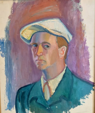 Ett starkt kolorerat självporträtt av konstnären Gösta Diehl. Han ser smått misstänksamt i profil på betraktaren, iklädd en vit keps.