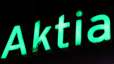 Aktias gröna bokstäver på svart bakgrund.