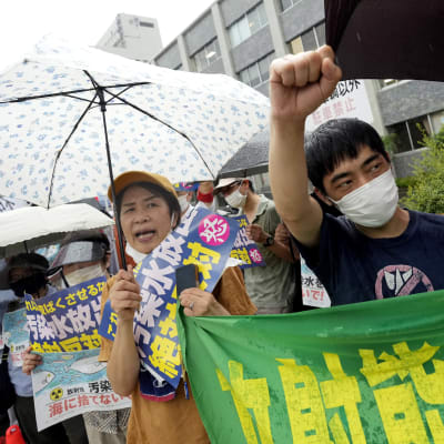 Ihmiset osoittavat mieltään Fukushiman vesien laskemista vastaan