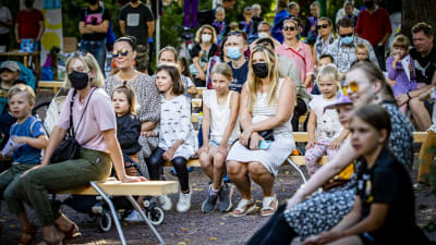 Familjer som sitter i publiken under Konstens natt i Åbo.