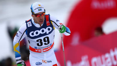 Emil Jönsson i spåret i Tour de Ski-tävlingen i Oberstdorf.
