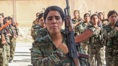 En stor del av den kurddominerade SDF-milisen består av kvinnliga soldater