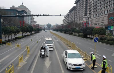 Granskning av bilar på en väg i Kina 
