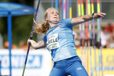 Emilia Karell kastar spjut.