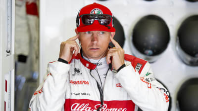 Kimi Räikkönen petar i öronen.