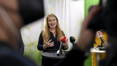 De Grönas Iiris Suomela talar inför pressen den 1 oktober 2021.