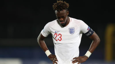 Tammy Abraham blickar nedåt med händerna vid midjan.