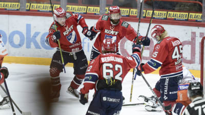 HIFK-spelare jublar.