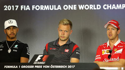 Kevin Magnusson (i mitten) under en presskonferens med Lewis Hamilton och Sebastian Vettel.