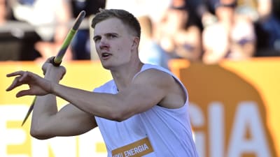 Oliver Helander kastar spjut.