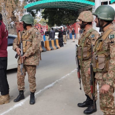 Militär och polis står på en gata i Pakistan.