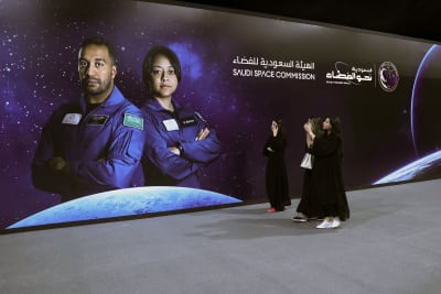 Kvinnor i Saudiarabiens huvudstad Riyadh beundrade en affisch med de två saudiska astronauterna.