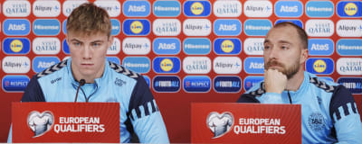 Rasmus Höjlund och Christian Eriksen svarar på frågor under en presskonferens.