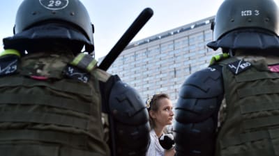 Demonstranter och kravallpolis i Belarus huvudstad Minsk på tisdagen.