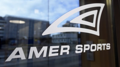 Ett skyltfönster med en logotyp och texten Amer Sports