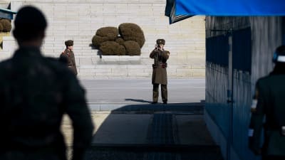 Syd- och Nordkoreanska soldater bevakar varandra över gränsen mellan länderna.