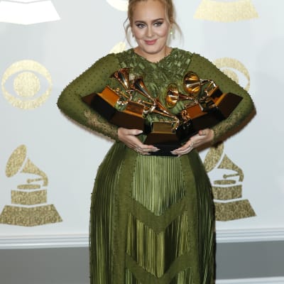 Sångerskan Adele tog storslam när musikbranschens Grammypriser delades ut i Los Angeles, USA den 12 februari 2017.