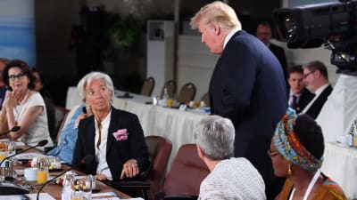 Christine Lagarde tittar upp på Donald Trump, 15 minuter försenad från jämställdhetsmöte