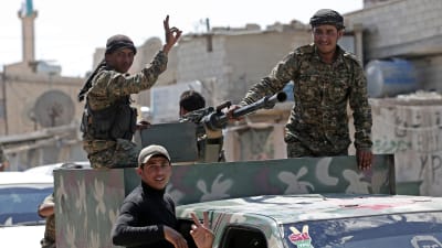 Kurdiska styrkor jublar efter att ha intagit Raqqa, Syrien.