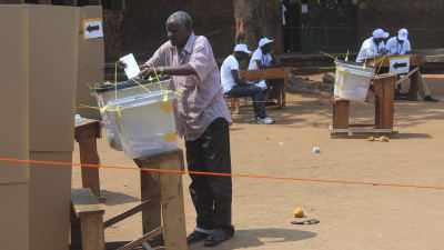 En man i Bujumbura röstar i Burundis parlamentsval den 29 juni 2015.