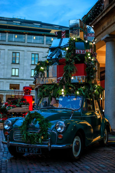 En juldekorerad bil i London.