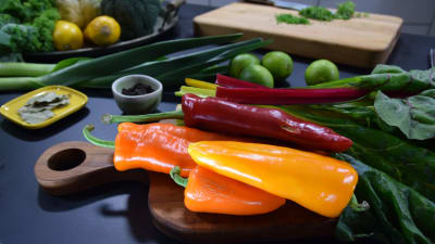 Grönsaker på ett bord i ett kök