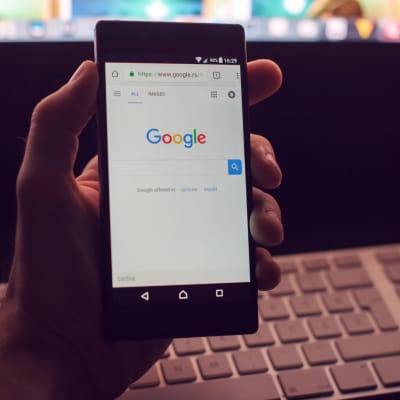 Smarttelefon med Googles söktjänst på skärmen.