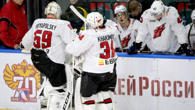 Målvakterna Vladislav Podyapolski och Rafael Khakimov byter plats på isen