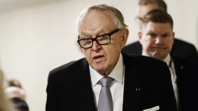 Martti Ahtisaari i kostym. 