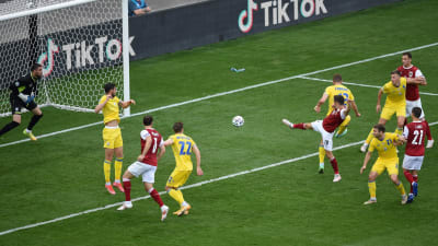 Christoph Baumgartner stöter in bollen mot Ukraina.
