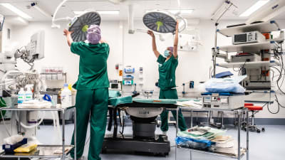 Två sjukskötare förbereder en opereringssal på Jorvs sjukhus.