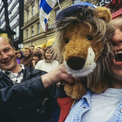 Väki juhlii jääkiekon MM-kultaa vuonna 1995