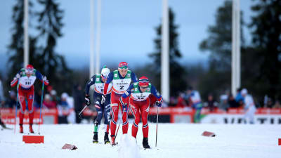 Fullt ös i spåren vid Ruka när man tävlar i världscuperna i nordisk skidsport.