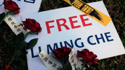 Rosor på ett plakat med en vädjan för frigivning av taiwanesisk dissident.
