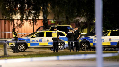 Polisbilar och polisar står i Göteborg natten till 1.7.2021 i samband med en dödsskjutning av en polis.