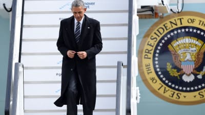 Barack Obama kliver av flygplanet på flygplatsen i Hannover. Obama ska stanna i Tyskland i två dagar.