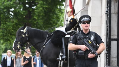 Beväpnad polis vid parad i London efter attacken i Manchester den 23.5.