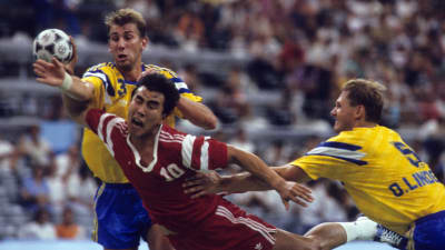 Ola Lindgren kämpar tillsammans med lagkompisen Magnus Wislander i OS-finalen 1992 mot Ryssland.