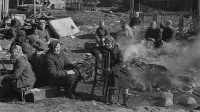 Ryska kvinnor sitter vid brasa på koncentrationsläger i Äänislinna.