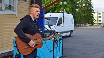 Joey Edström uppträder på Grankulla station.
